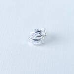 Arete plata 925 huggie piedra blanca